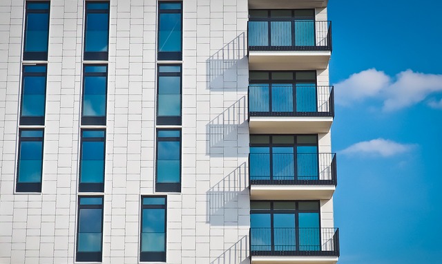 edificio con cielo soleado de fondo para ley de vivienda